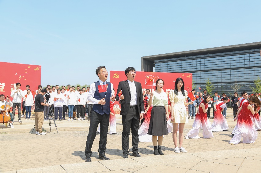 BETVLCTOR伟德在线举行“永远跟党走 唱支歌儿给党听”主题快闪活动