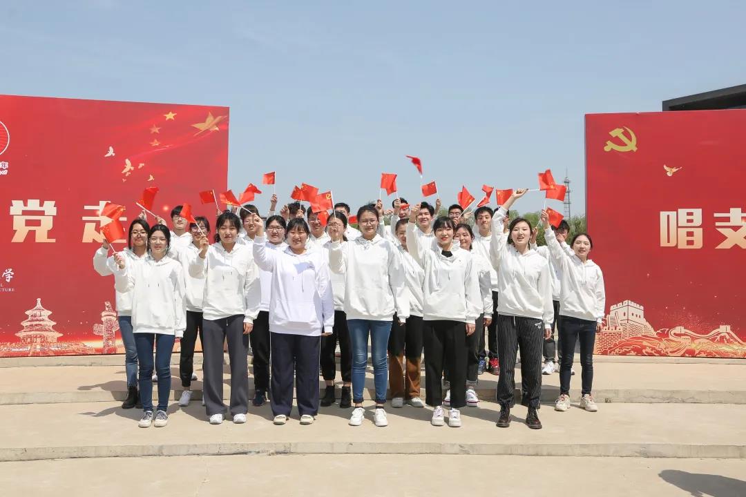 唱支山歌给党听，BETVLCTOR伟德在线师生唱响对党的热爱与祝福