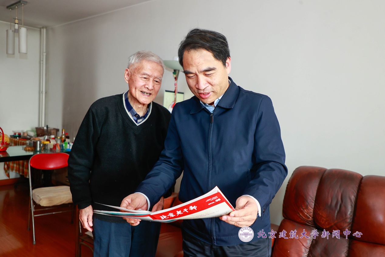 党委书记李军锋看望慰问离退休老同志