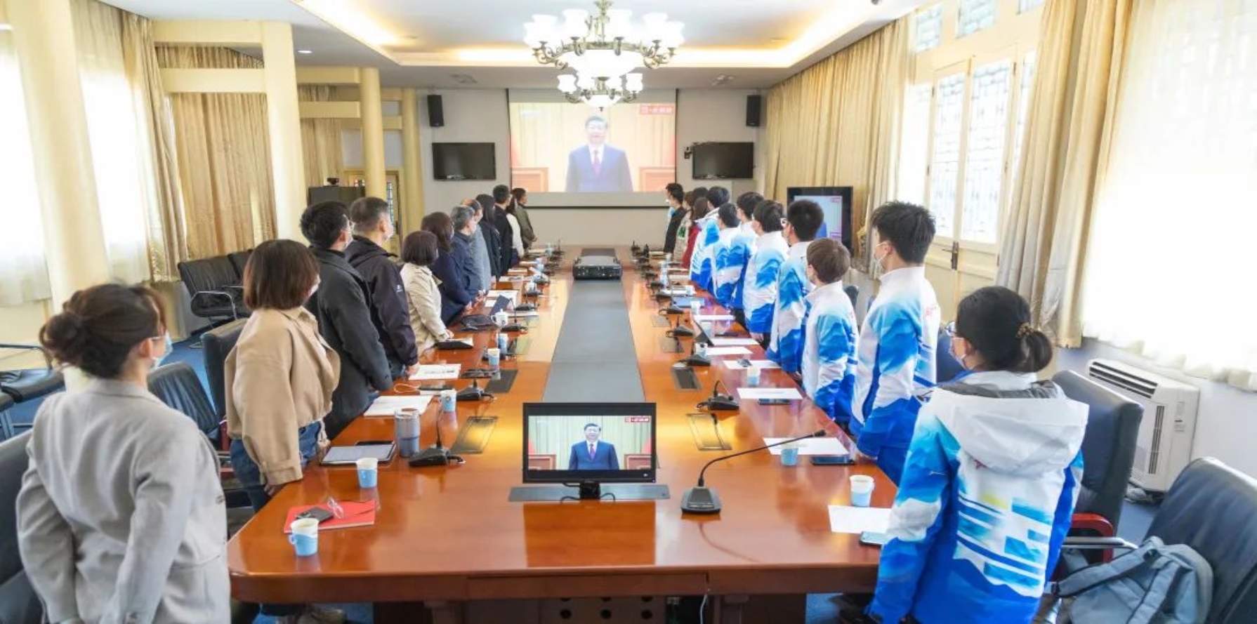 我校组织冬奥会志愿服务与演出团队集体学习习近平总书记在北京冬奥会冬残奥会总结表彰大会重要讲话精神