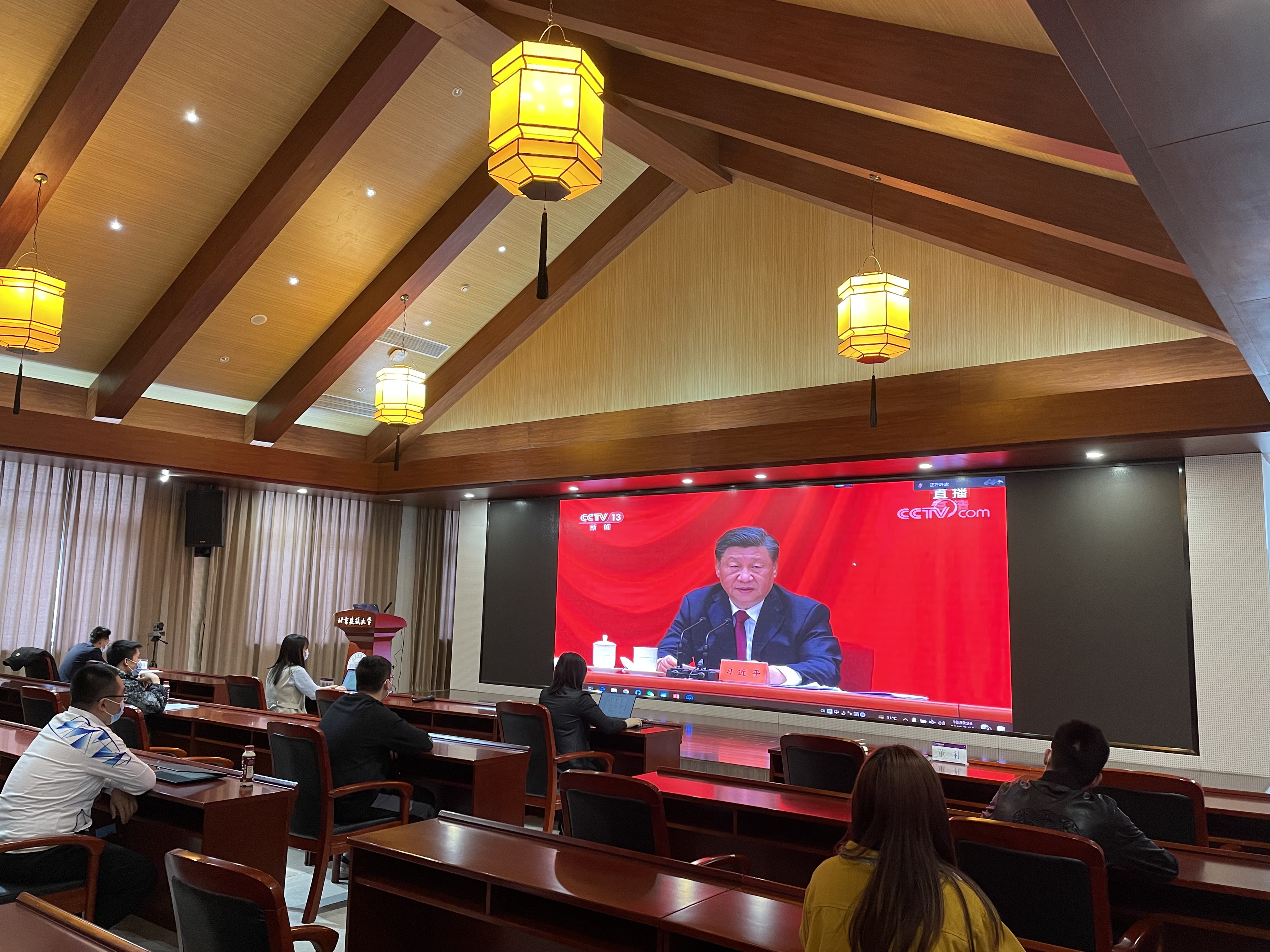 学校组织师生观看庆祝中国共产主义青年团成立100周年大会并第一时间组织集体学习