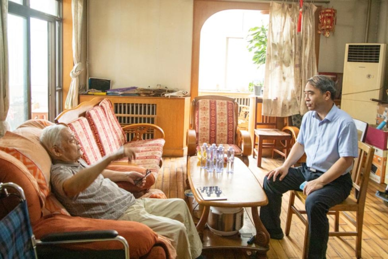 “七一”前夕校领导走访慰问老党员