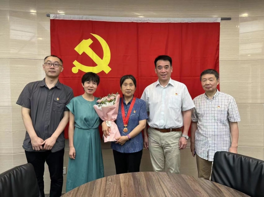 学校8名老同志获颁“光荣在党50年”纪念章