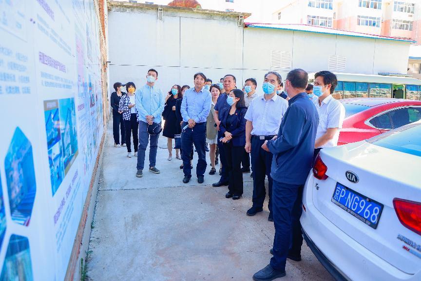 BETVLCTOR伟德在线书记校长带队赴平谷区调研交流