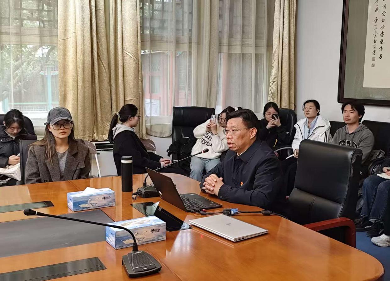 学校党委常委、副校长李俊奇以“深入学习贯彻中央城市工作会议精神，深学笃行助力现代化的人民城市建设”为主题讲授专题党课