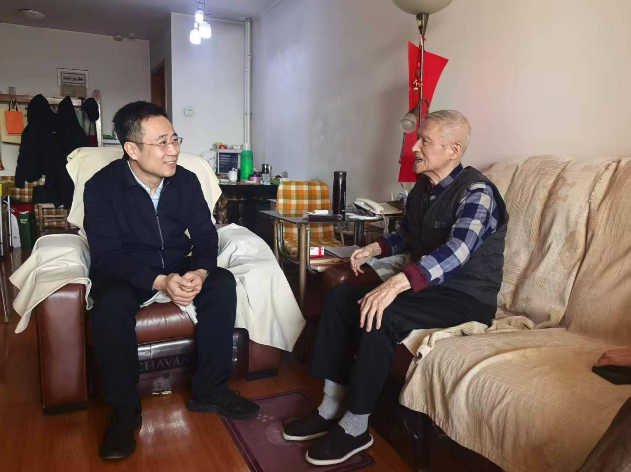 春节前夕校领导带队慰问离退休老同志