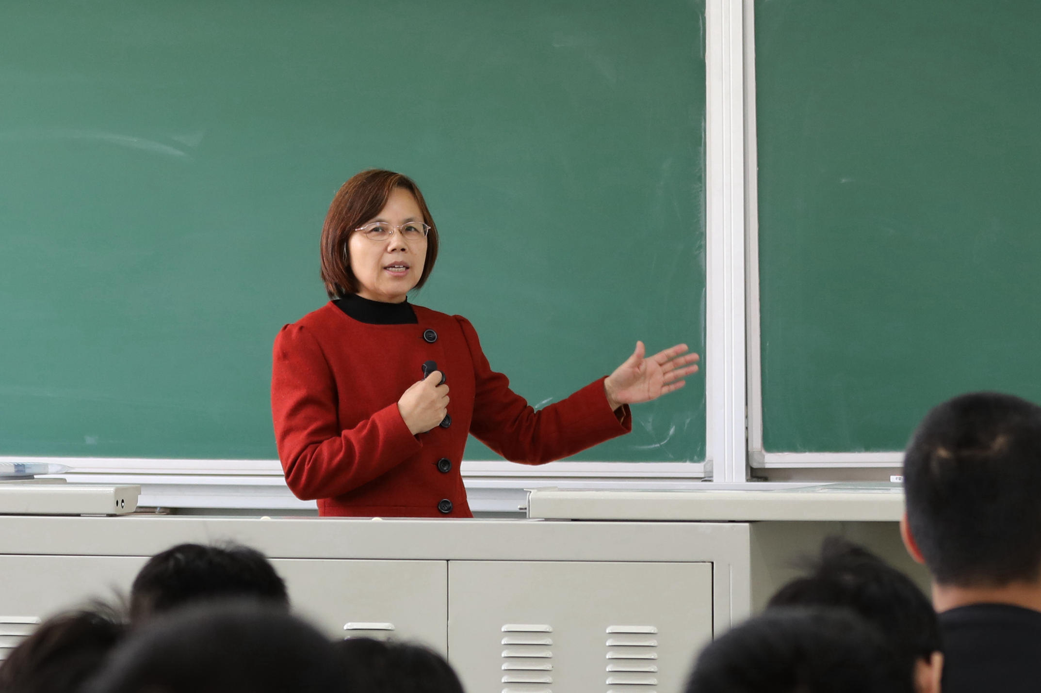 【建苑】信道传道   做思想政治教育阵地的终身守望者——访学校第五届教学名师称号获得者、马克思主义学院教授肖建杰